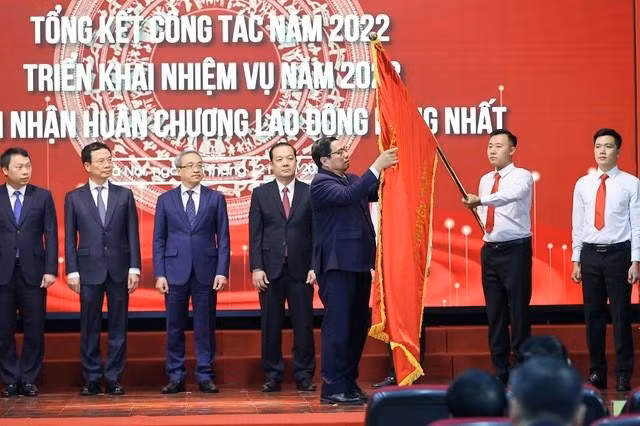 Le Premier ministre Pham Minh Chinh remet l'Ordre du travail de première classe au ministère de l'Information et de la Communication. Photo : VGP