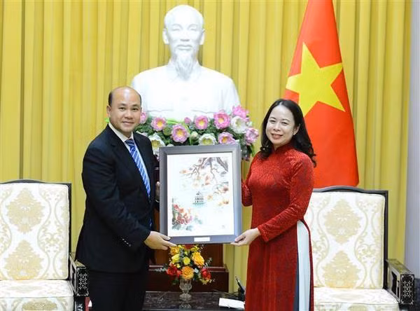 La Vice-Présidente Vo Thi Anh Xuân (à droite) et Hun Many, président de l’Union des jeunes cambodgiens. Photo : VNA.