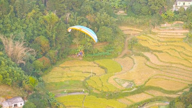 En tentant un vol en parapente, les visiteurs pourront voir la beauté majestueuse des montagnes, des forêts et des champs en terrasses de la région frontalière de Binh Liêu. En tentant un vol en parapente, les visiteurs pourront voir la beauté majestueuse des montagnes, des forêts et des champs en terrasses de la région frontalière de Binh Liêu.
