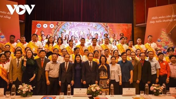 100 donneurs de sang exemplaires sont honorés lors d'un programme tenu dimanche soir à Hanoi. Photo : VOV
