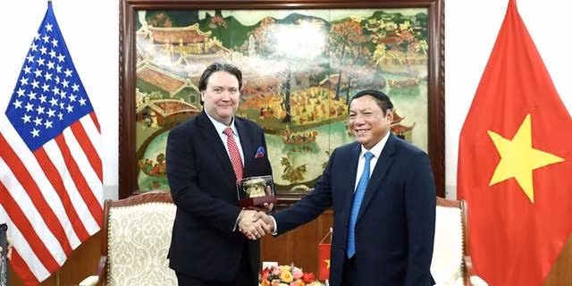 Le ministre vietnamien de la Culture, du Sport et du Tourisme, Nguyên Van Hùng (à droite) et l’ambassadeur américain au Vietnam, Marc E. Knapper. Photo : toquoc.vn