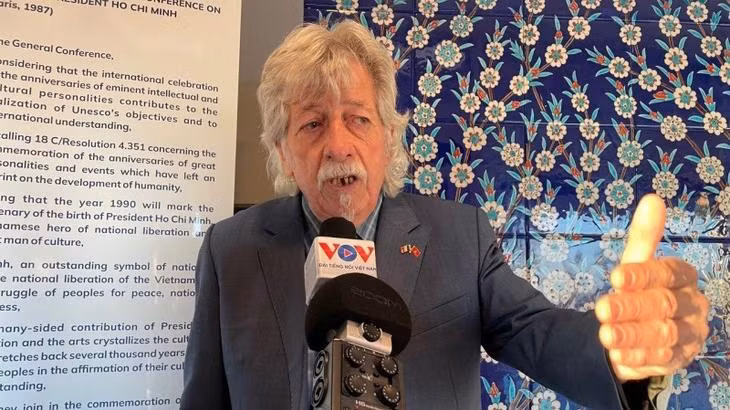 Gérard Daviot, ancien président de l'Association d'Amitié franco-vietnamienne (AAFV): "Il est tout à fait normal et légitime que le Vietnam soit élu membre du Conseil des droits de l'homme de l'ONU. Le Vietnam est sur la bonne voie. Je me considère comme un citoyen du monde et j'apprécie beaucoup le chemin parcouru par le Vietnam, un chemin tout à fait logique qui honore les dirigeants et le peuple vietnamiens. C'est une reconnaissance internationale. Maintenant que le Vietnam a été élu au Conseil des droits de l'homme, c'est une reconnaissance du monde entier. Je tiens à féliciter les dirigeants et le peuple vietnamiens d'être devenus l'un des pays honorés par le monde pour les droits de l'homme". Gérard Daviot, ancien président de l'Association d'Amitié franco-vietnamienne (AAFV): "Il est tout à fait normal et légitime que le Vietnam soit élu membre du Conseil des droits de l'homme de l'ONU. Le Vietnam est sur la bonne voie. Je me considère comme un citoyen du monde et j'apprécie beaucoup le chemin parcouru par le Vietnam, un chemin tout à fait logique qui honore les dirigeants et le peuple vietnamiens. C'est une reconnaissance internationale. Maintenant que le Vietnam a été élu au Conseil des droits de l'homme, c'est une reconnaissance du monde entier. Je tiens à féliciter les dirigeants et le peuple vietnamiens d'être devenus l'un des pays honorés par le monde pour les droits de l'homme".