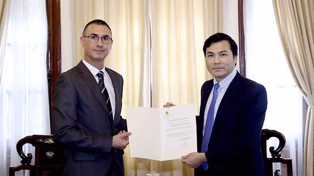 Lorenzo Pecellín Fernández, consul adjoint honoraire d’Espagne à Hô Chi Minh-Ville (à gauche) lors de la cérémonie de remise du certificat d’acceptation consulaire. Photo : baoquocte.vn.