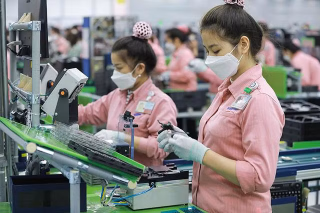 Dans une usine de Samsung au Vietnam. Photo : baodautu.vn