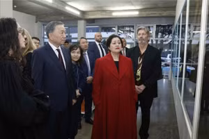 Le secrétaire général du Parti et président du Vietnam, Tô Lâm, et la gouverneure générale de Nouvelle-Zélande, Dame Cindy Kiro, se rendent à la galerie d’art contemporain Starkwhite, à Auckland. Photo : VNA