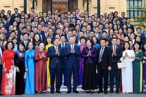 Le secrétaire général du Parti et président de la République, To Lam, reçoit des représentants d’entreprises exemplaires. Photo: NDEL