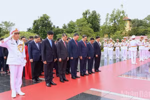 Les dirigeants du Parti et de l’État rendent hommage aux martyrs héroïques. Photo : NDEL