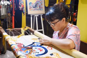 Cet espace met à l’honneur l’art traditionnel de la broderie vietnamienne à travers un parcours d'exposition, des démonstrations de savoir-faire, des ateliers pratiques ainsi que des rencontres avec des artisans. Photo: VOV