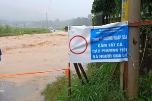 Un point fortement inondé sur une route dans une zone montagneuse de la province de Thanh Hoa. Photo : VNA.