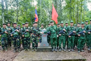 Le Commandement des Gardes-frontières de la province de Nghe An et le Commandement militaire de la province de Houaphan (Laos) organisent une patrouille frontalière conjointe à l'échelle provinciale. Photo: NDEL