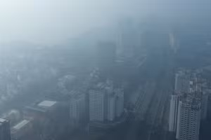 Les rues de Hanoï sont recouvertes d'une fine poussière. La capitale a mis en œuvre diverses mesures pour lutter contre la pollution atmosphérique, en particulier durant la saison sèche. Photo : VNA.