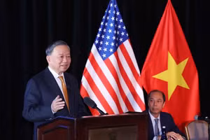 Le secrétaire général du Parti et président de la République, Tô Lâm, prend la parole lors de sa rencontre avec des experts et intellectuels vietnamiens aux États-Unis. Photo: NDEL