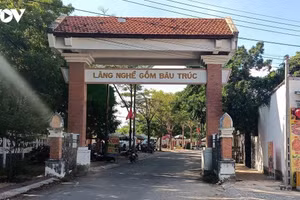 Le village artisanal de Bau Truc se situe dans la commune de Ninh Phuoc, dans l’ancienne province de Ninh Thuan, rattachée actuellement à la province de Khanh Hoa. Niché à seulement quelques centaines de mètres de la Route nationale No1, le village compte aujourd'hui environ 151 artisans potiers, 2 coopératives ainsi que plus d'une centaine d'ateliers et de commerces familiaux dédiés à la fabrication et à la vente de produits en céramique. Photo : Doan Si