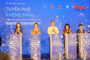 Dans la soirée du 9 octobre, au 48, rue Hang Ngang, le Comité populaire du quartier de Hoan Kiem, à Hanoï, a lancé le projet pilote des "rues intelligentes" sur l’axe Hang Dao – Hang Ngang – Hang Duong – Dong Xuan – Hang Giay. Photo : baotintuc.