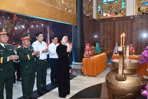 La vice-Première ministre Pham Thị Thanh Tra assiste à la cérémonie de prières en hommage aux héros martyrs au parc Le Thi Rieng. Photo : NDEL