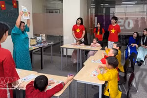 Le Conseil culturel et éducatif Canada-Vietnam (CVCEC) lance officiellement le Viet Youth Readiness Hub, inaugure un cours communautaire de vietnamien pour enfants et présente une bibliothèque de livres en vietnamien au Canada. Une enseignante du CVCEC illustre son cours de vietnamien à l’aide d’images attrayantes. Photo : VNA.