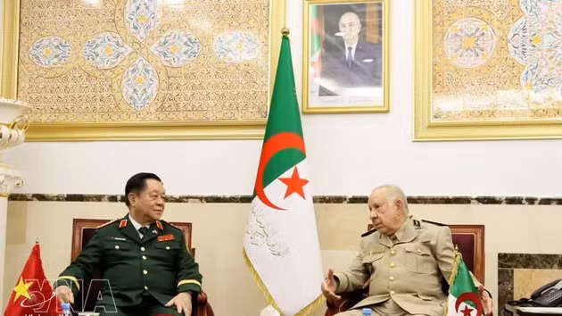 Le général d’armée Saïd Chanegriha, ministre délégué auprès du ministre de la Défense nationale et chef d’état-major de l’Armée nationale populaire (ANP) d’Algérie (à droite), et le général d’armée Nguyen Trong Nghia, membre du Bureau politique, secrétaire du Comité central du Parti, membre de la permanence de la Commission militaire centrale et directeur du Département général de la Politique de l’Armée populaire du Vietnam. Photo: VNA