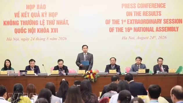 Le secrétaire général et chef du Bureau de l’Assemblée nationale, Lê Quang Manh (debout) préside la conférence de presse sur les résultats de la première session extraordinaire de de la 16e législature, à Hanoi, le 24 août 2026. Photo : VNA