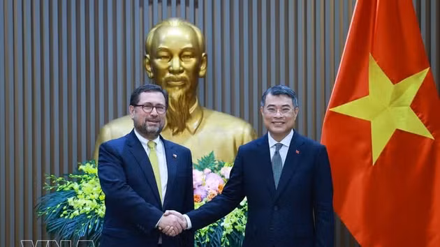 Le Premier ministre Le Minh Hung (droite) reçoit le ministre chilien des Affaires étrangères Francisco Pérez Mackenna. Photo: VNA