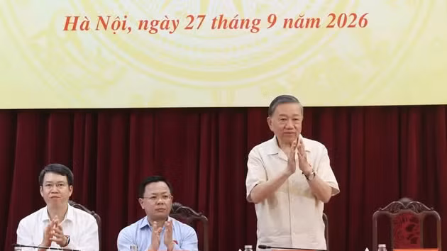 Le secrétaire général du Parti communiste du Vietnam (PCV) et président vietnamien, To Lam, rencontre des électeurs de Hanoï. Photo: VNA