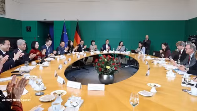 La vice-présidente de l’Assemblée nationale Nguyen Thi Thanh et la délégation vietnamienne s’entretiennent avec le vice-président du Bundestag, Bodo Ramelow. Photo : VNA.