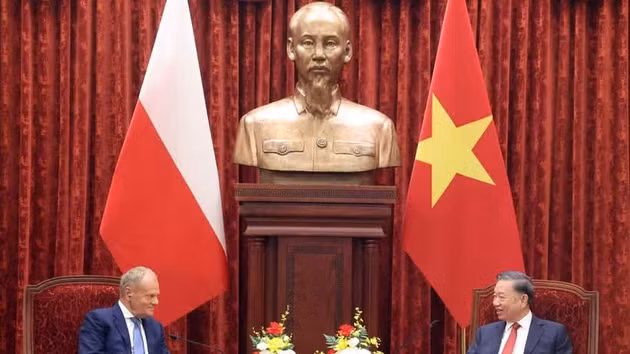 Le secrétaire général du PCV et président de la République, To Lam (à droite) et le Premier ministre polonais Donald Tusk, à Hanoi, le 26 octobre. Photo : VNA.