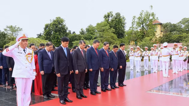 Les dirigeants du Parti et de l’État rendent hommage aux martyrs héroïques. Photo : NDEL