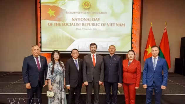 Des responsables du Parti communiste de Biélorussie au banquet de l'ambassade du Vietnam en l'honneur de la Fête nationale. Photo : VNA.