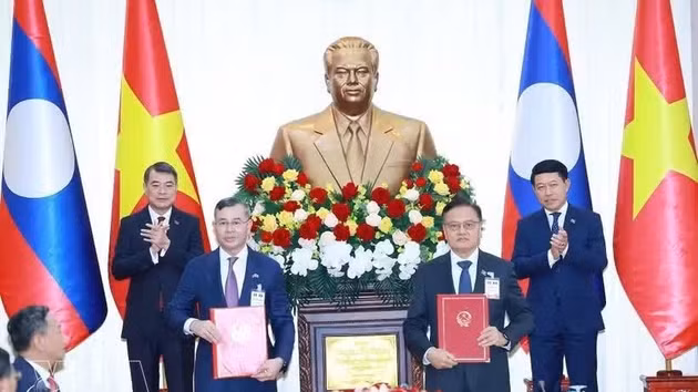 Le PM vietnamien, Le Minh Hung, et son homologue lao, Saleumxay Kommasith, assistent à la cérémonie de signature de l'accord de coopération entre les deux gouvernements dans le secteur financier. Photo : VNA