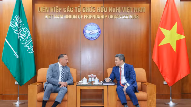 Phan Anh Son (à droite), président de l'Union des organisations d'amitié du Vietnam, reçoit S.E.M. Thamer Mohammed A. Algosaibi, ambassadeur d'Arabie saoudite au Vietnam. Photo : thoidai.com.vn.