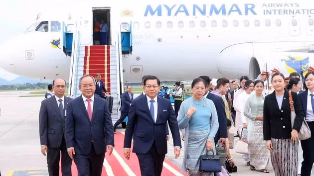 Le président du Myanmar, Min Aung Hlaing, et son épouse Kyu Kyu Hla arrivent à Hanoï. Photo : VNA.