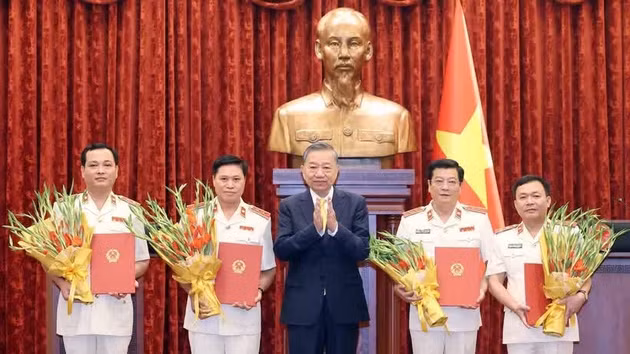 Le secrétaire général du Parti communiste du Vietnam et président de la République To Lam (au centre) remet les décisions de nomination de quatre responsables au poste de procureur du Parquet populaire suprême, à Hanoi, le 24 août. Photo : VNA