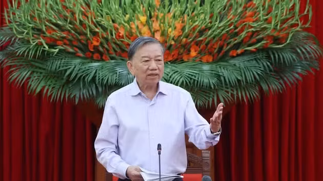 Le secrétaire général du Parti et président de la République Tô Lâm préside la 2e réunion du Comité directeur pour le bilan des 100 ans de la direction du Parti communiste du Vietnam à l’égard de la révolution vietnamienne et le bilan des 40 ans de mise en œuvre du Programme de construction nationale durant la période de transition vers le socialisme. Photo: VNA