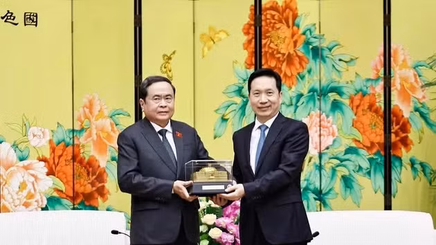 Le président de l’Assemblée nationale du Vietnam Tran Thanh Man (gauche) offre un cadeau de souvenir au secrétaire du Comité du Parti communiste chinois de la province du Shaanxi, Zhao Yide. Photo: VNA