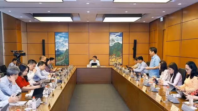 Des délégations des provinces de Lai Chau et d'An Giang tiennent des discussions au sein de leurs groupes respectifs. Photo : VNA.