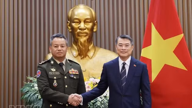 Le Premier ministre Le Minh Hung (droite) et le général Tea Seiha, vice-Premier ministre et ministre cambodgien de la Défense. Photo : VNA.