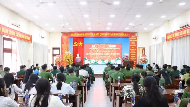 Lors de la cérémonie d'ouverture du cours de formation sur la sécurité, la santé et la réponse aux situations d'urgence pour la conférence APEC 2027. Photo : congan.angiang.gov.vn.