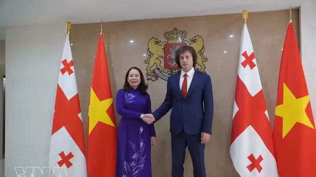 La vice-présidente de la République, Vo Thi Anh Xuân (gauche) et le Premier ministre géorgien, Irakli Kobakhidze, à Tbilissi en octobre 2026. Photo : VNA.