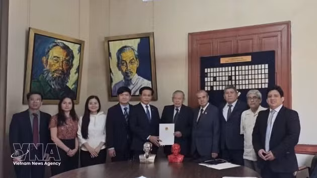 La délégation du Parti communiste vietnamien pose avec les dirigeants du Parti communiste du Pérou – Patrie rouge (Patria Roja). Photo: VNA