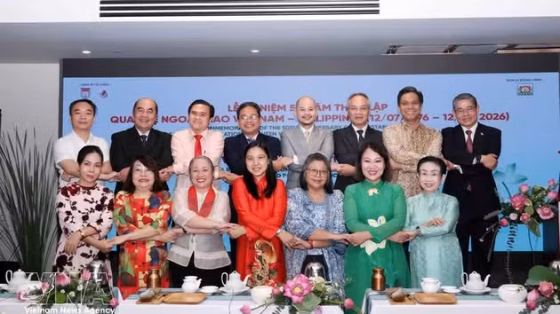 Des représentants de Hô Chi Minh-Ville et des consuls généraux des pays de l’ASEAN se donnent la main en signe d’amitié et de solidarité. Photo : VNA.