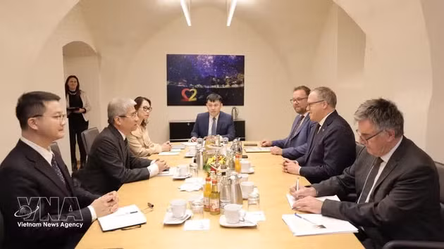 L'ambassadeur du Vietnam en Allemagne Nguyen Dac Thanh travaille avec le ministre-président du Land de Thuringe, Mario Voigt. Photo : VNA.