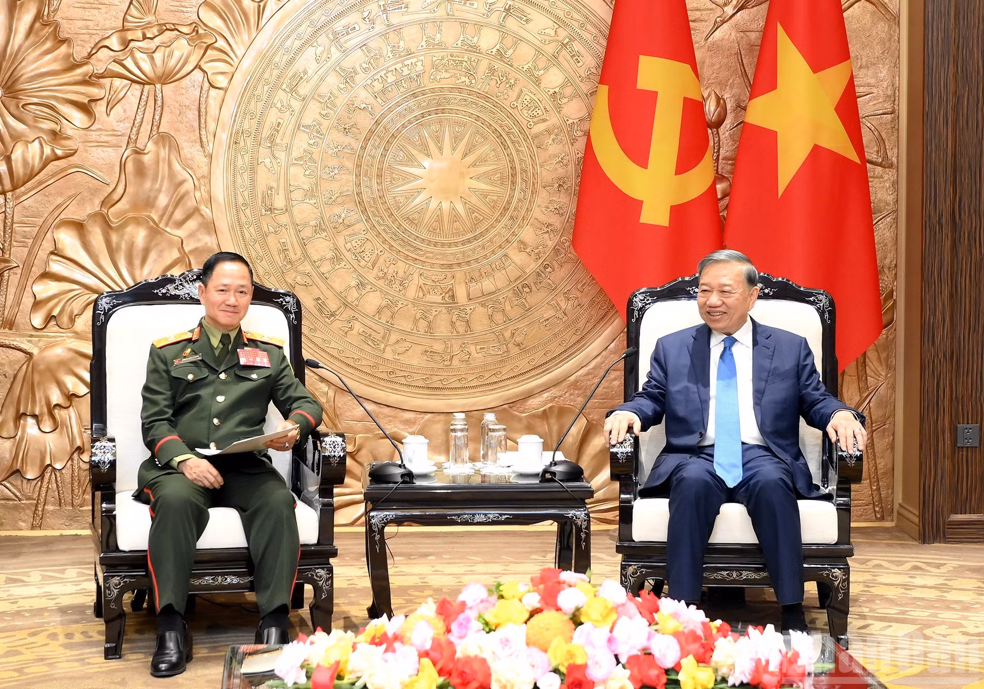 Le secrétaire général du Parti communiste du Vietnam et président de la République To Lam reçoit le général Khamliang Outhakaysone, membre du Bureau politique du Comité central du Parti populaire révolutionnaire lao, vice-Premier ministre et ministre de la Défense du Laos.