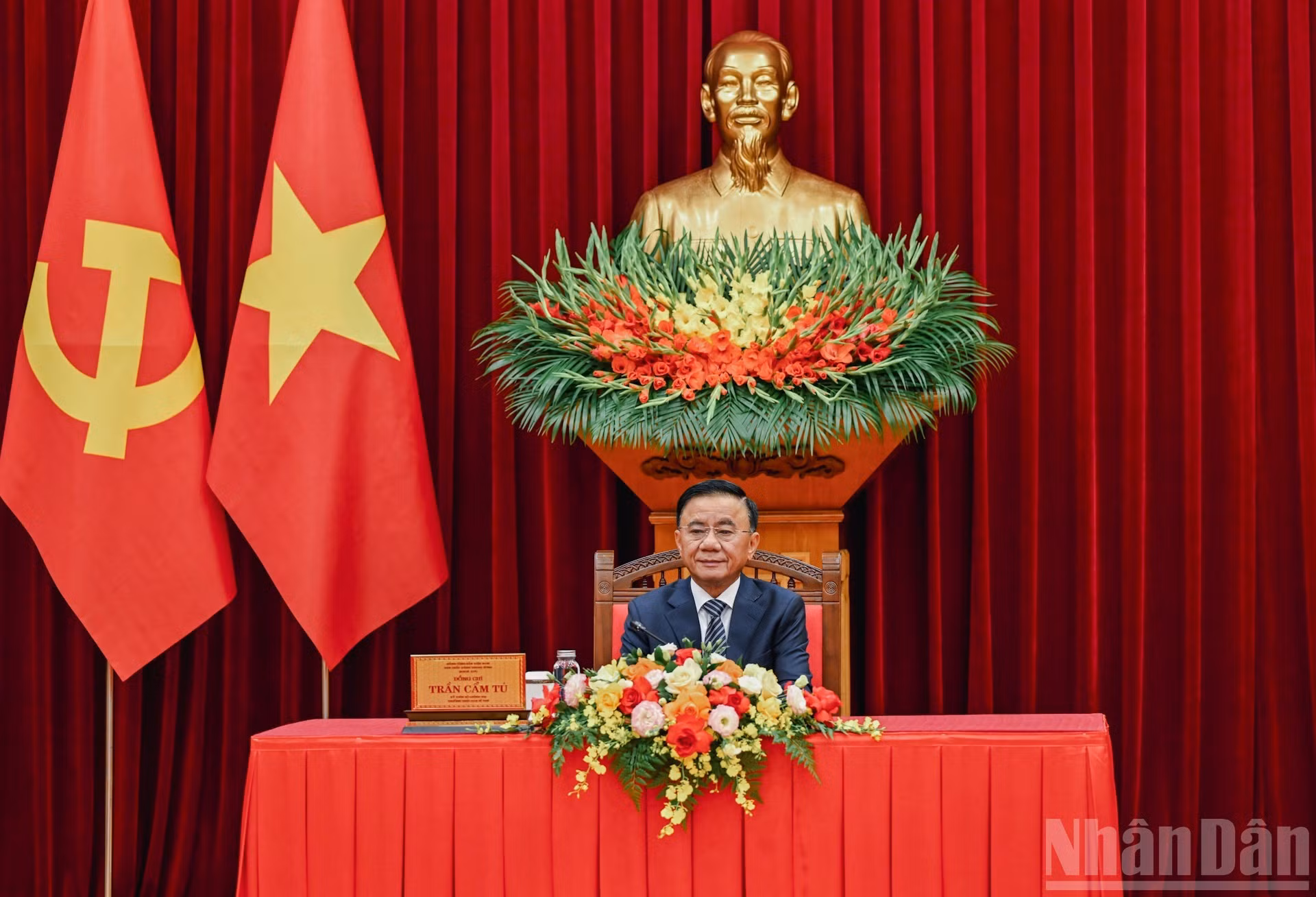 M. Tran Cam Tu, permanent du Secrétariat du CC du PCV, préside la rencontre avec la délégation de jeunes cadres dirigeants du Parti du peuple cambodgien. (Photo : Duy Linh)