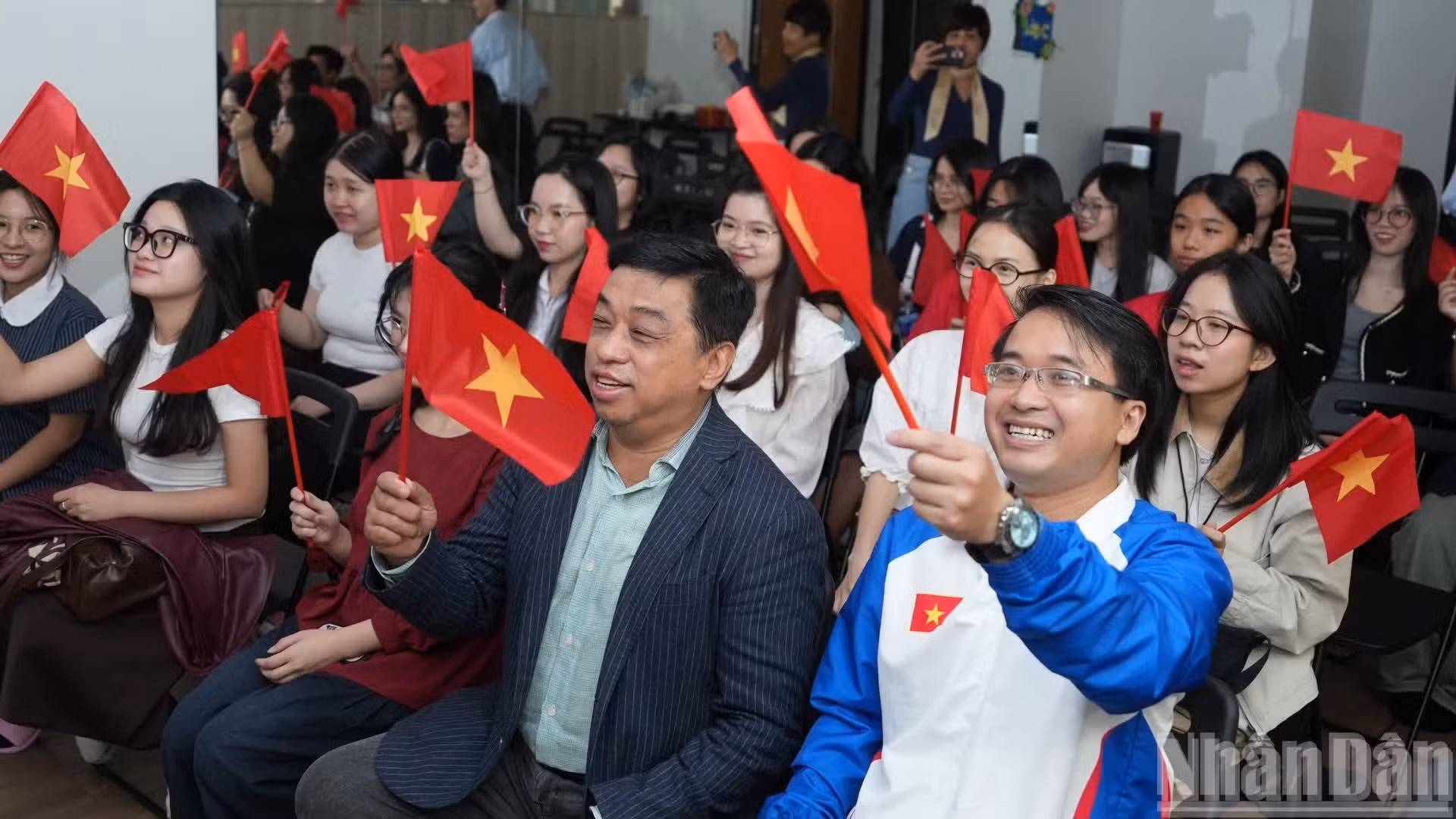 Des étudiants suivent en direct le programme artistique et politique « La Patrie dans nos cœurs », diffusé sur les plateformes numériques officielles du journal Nhân Dân.