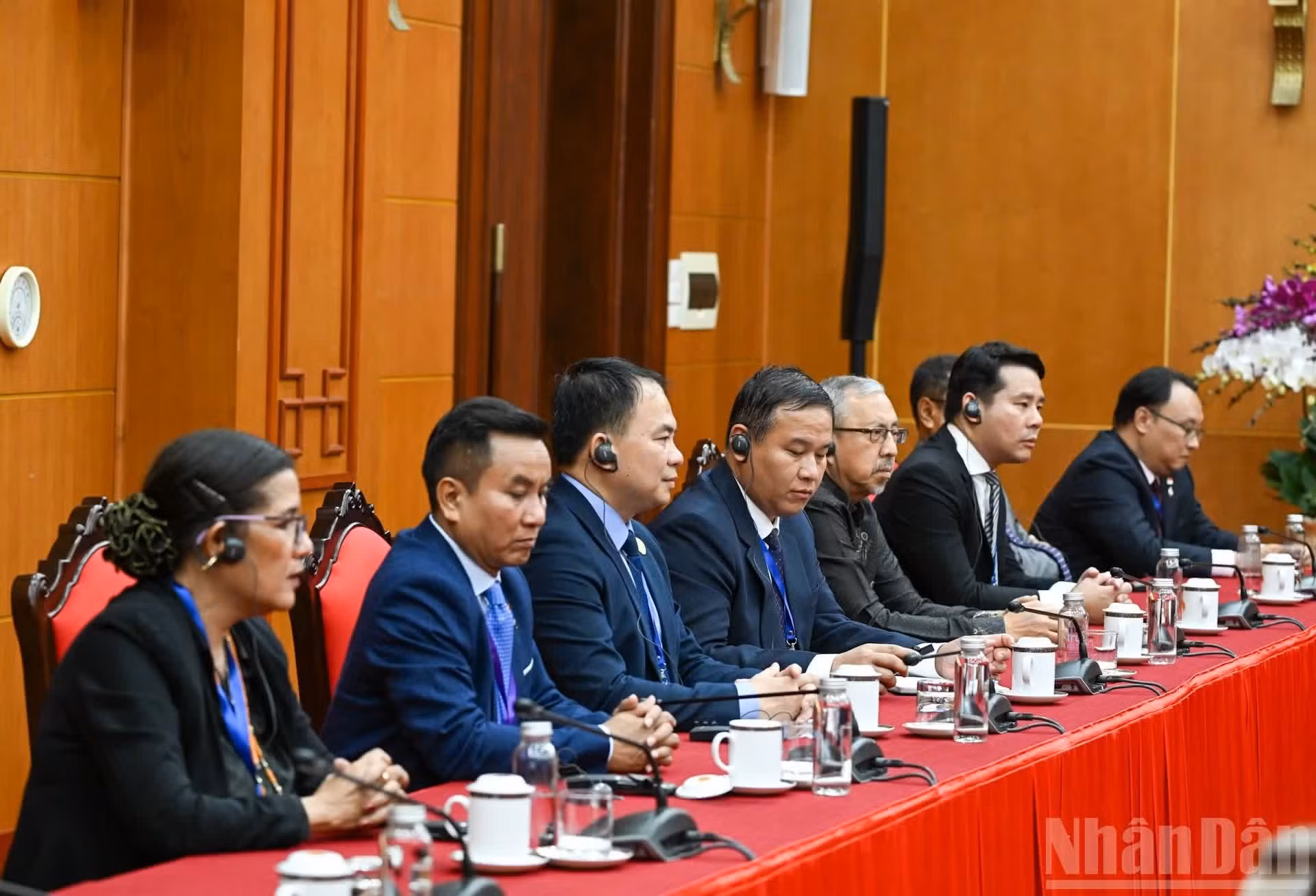 Des représentants des partis politiques des pays de l’ASEAN participent à la réception. (Photo : Duy Linh)