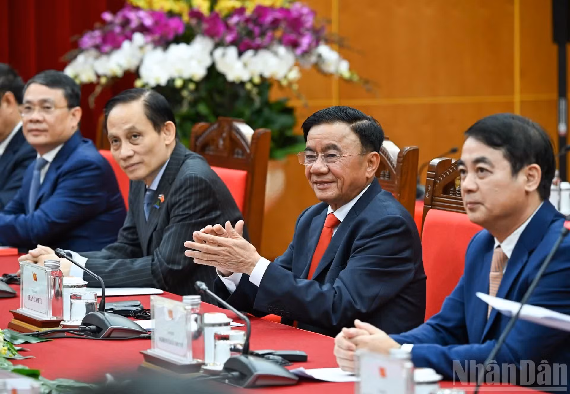 M. Tran Cam Tu et des membres du Bureau politique ainsi que du Comité central du Parti lors de la réception. (Photo : Duy Linh)