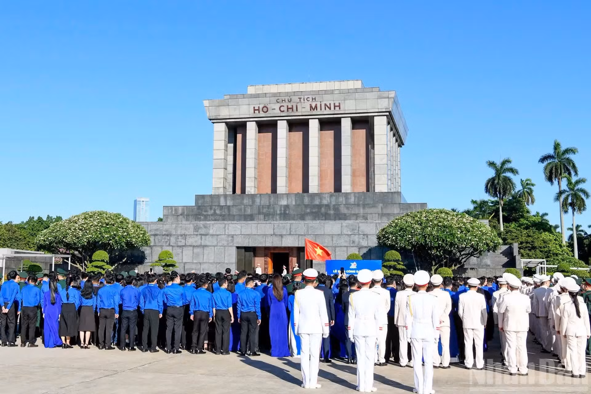 Vue d’ensemble de la cérémonie d’hommage au Président Hô Chi Minh et du recueillement au mausolée des délégués du XIIIe Congrès national de l’Union de la jeunesse.