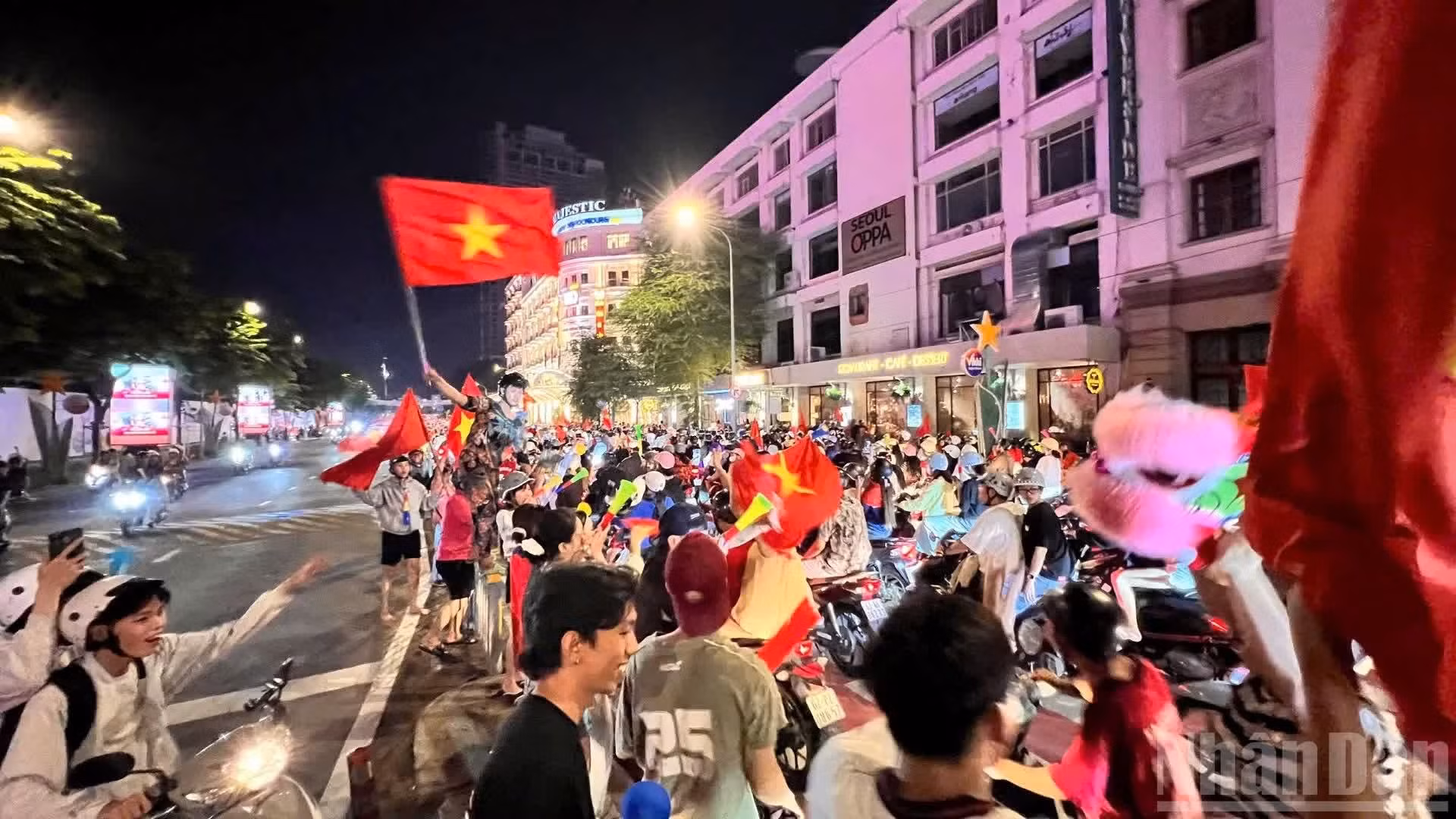 À Ho Chi Minh-Ville, les supporters descendent dans la rue avec enthousiasme et agitent le drapeau national pour célébrer la victoire de l’équipe masculine de football du Vietnam. (Photo : The Anh)