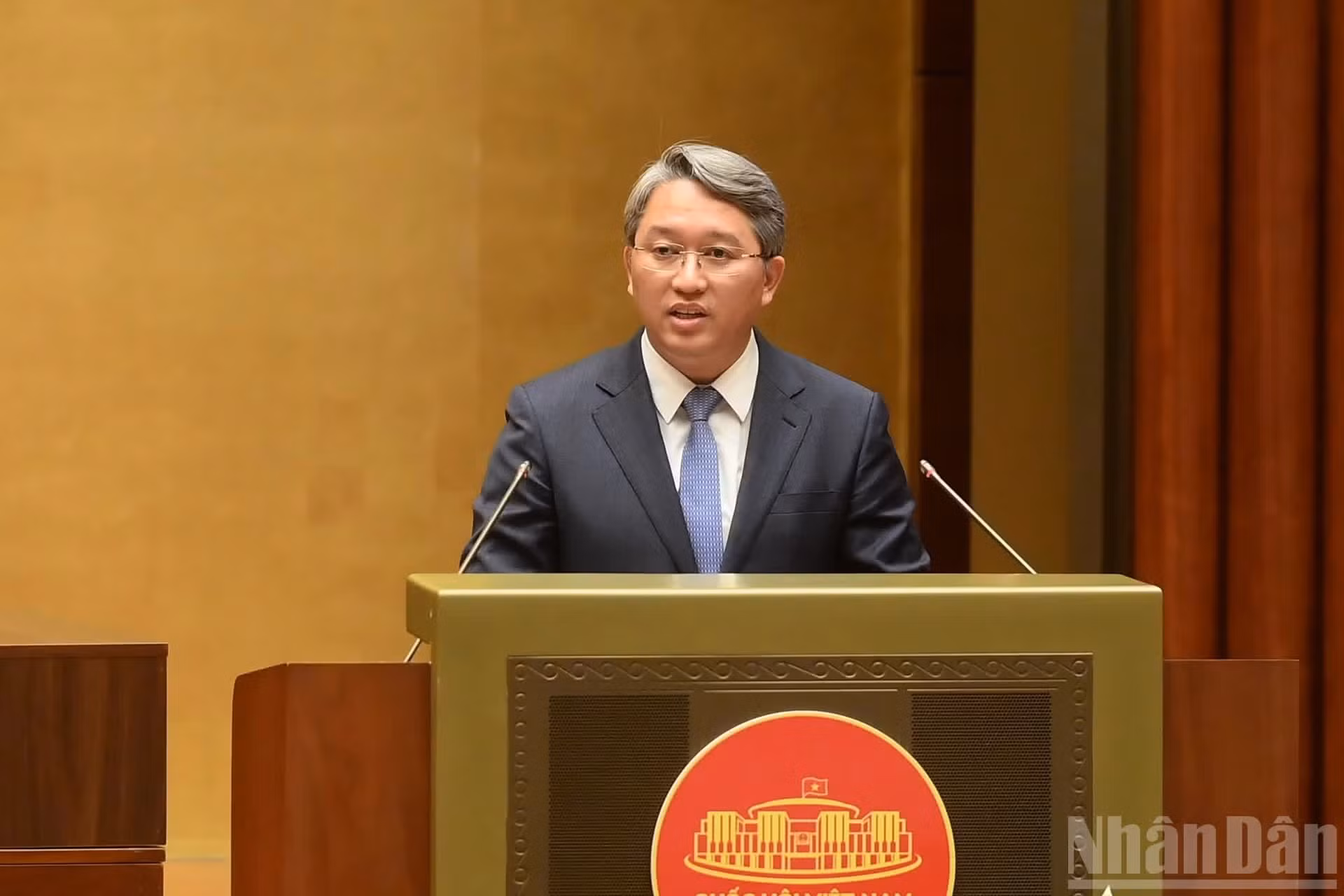 Nguyen Hai Ninh, chef du Bureau du Comité central du Parti, présente le rapport.