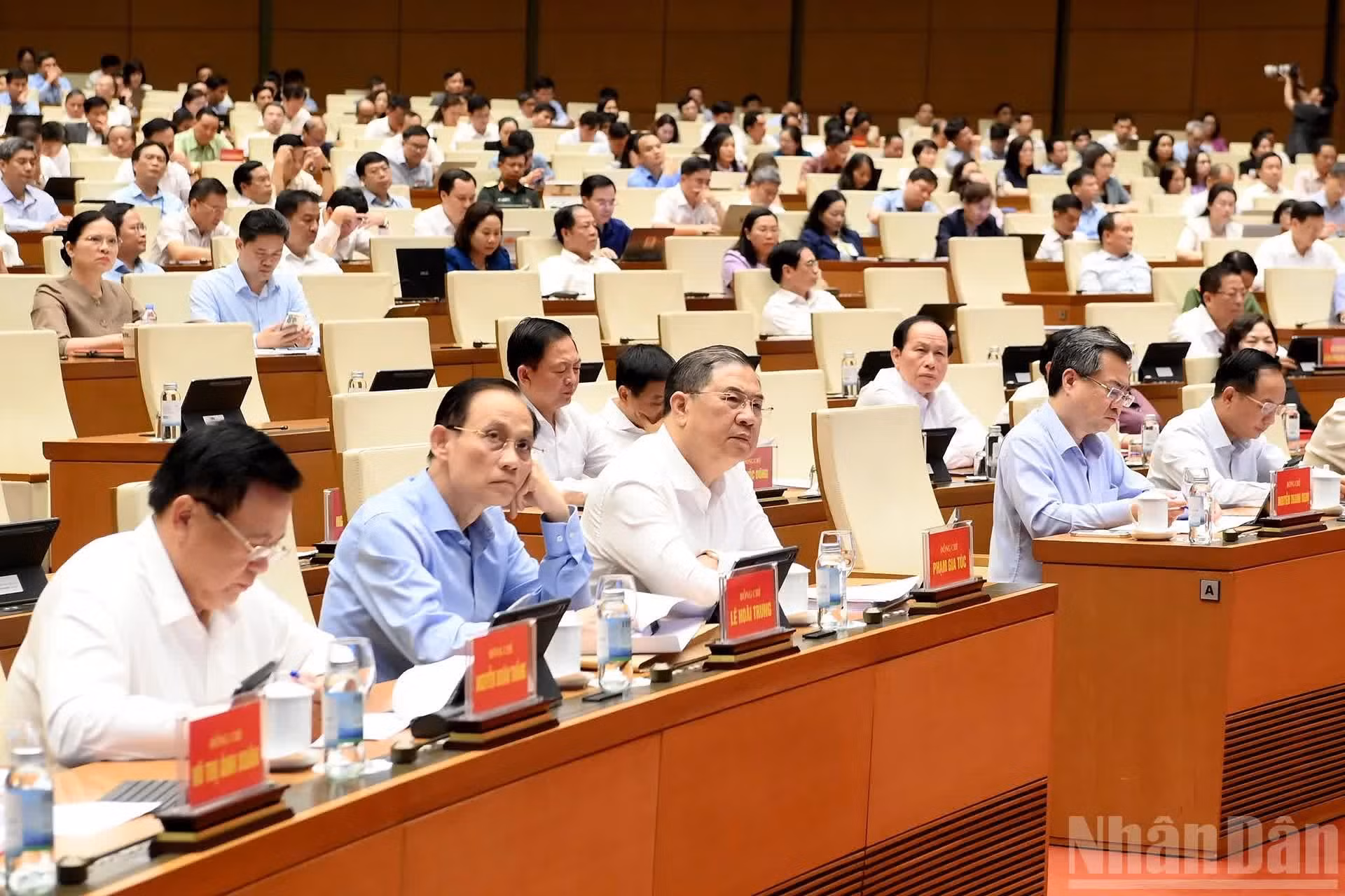 Les dirigeants du Parti et de l'État, aux côtés des délégués, participent à la conférence.